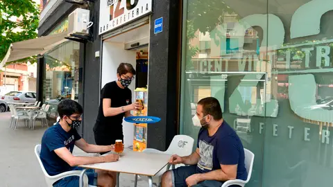 Jóvenes con mascarillas en una terraza de Lérida Jóvenes con mascarillas en una terraza de Lérida