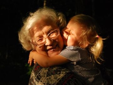 Nieta abrazando a abuela