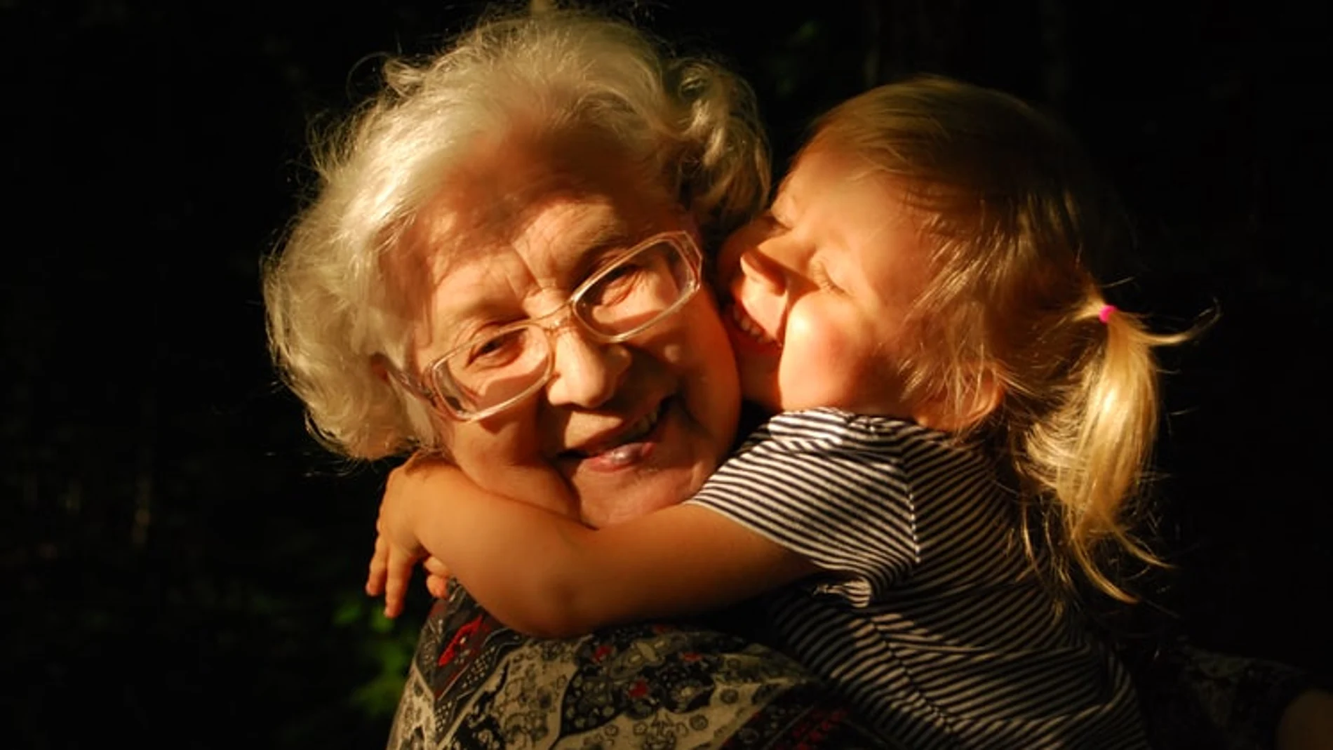 Nieta abrazando a abuela Nieta abrazando a abuela