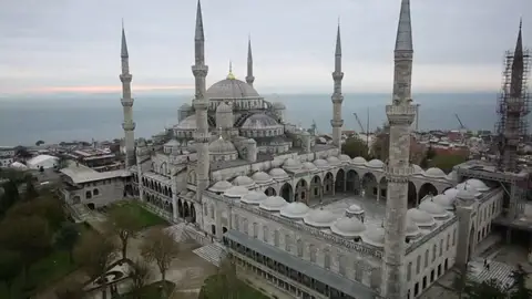 La basílica de Santa Sofía inaugura el rezo musulmán entre protestas y apoyos La basílica de Santa Sofía inaugura el rezo musulmán entre protestas y apoyos