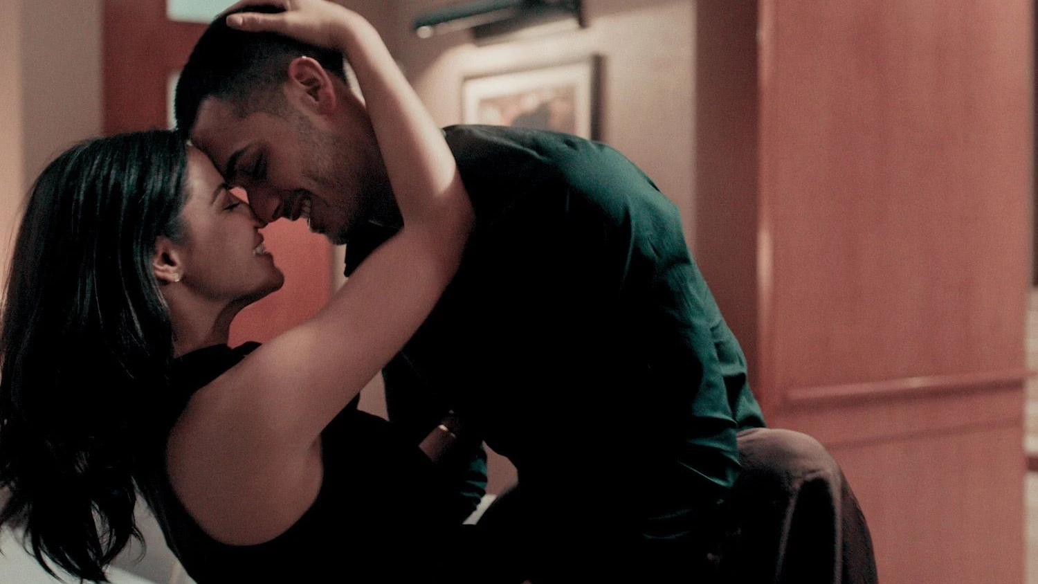 Maite Perroni y Alejandro Speitzer en 'Oscuro Deseo'