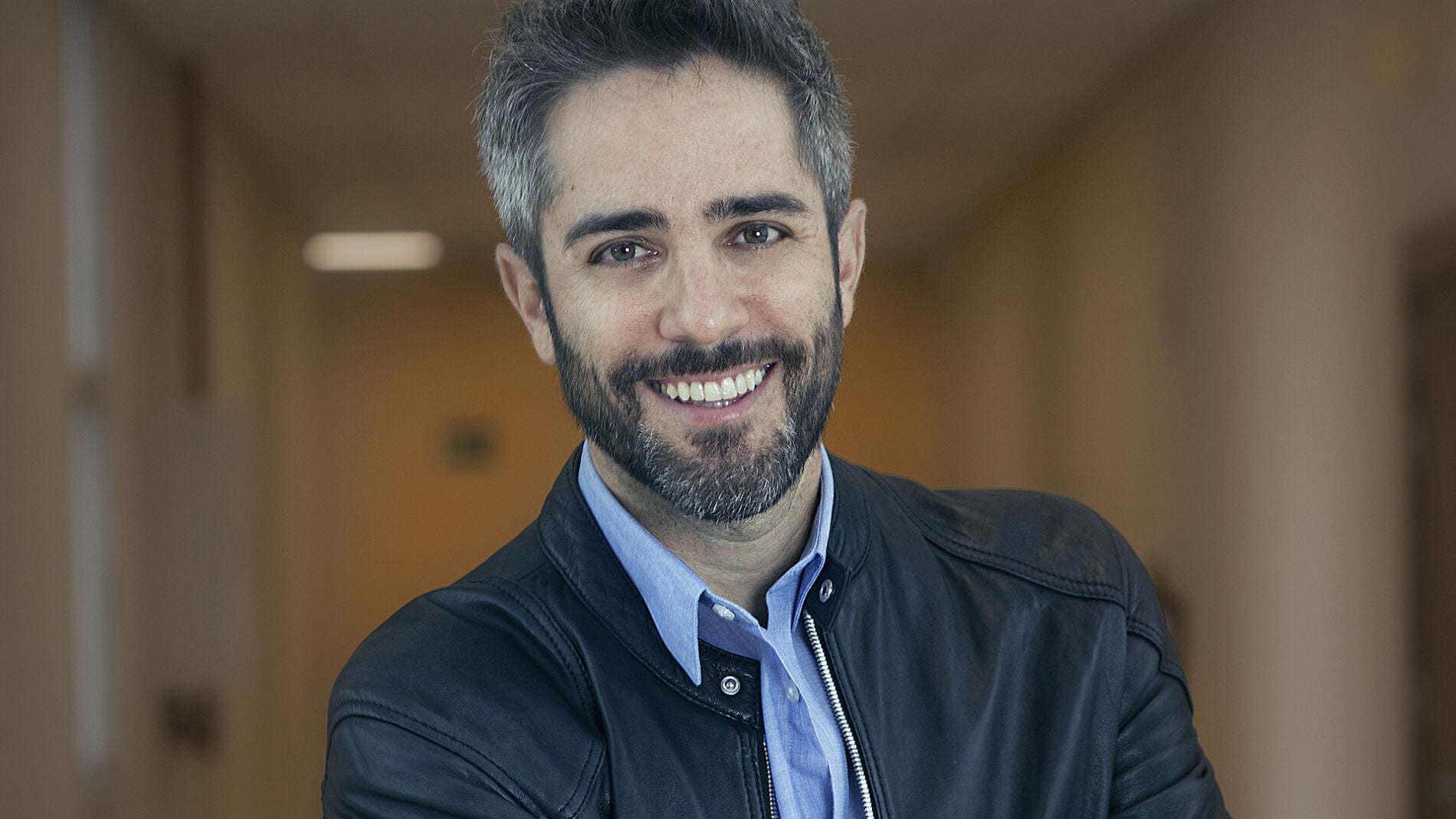 El comentado detalle de la primera imagen de Manel Fuentes como presentador de 'Pasapalabra' 