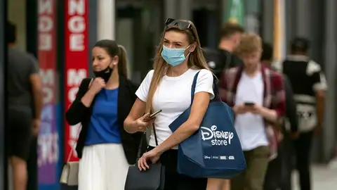 Una mujer pasea por las calles de Londres Una mujer pasea por las calles de Londres