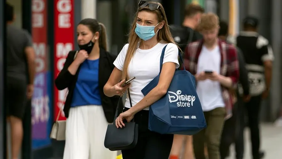 Una mujer pasea por las calles de Londres