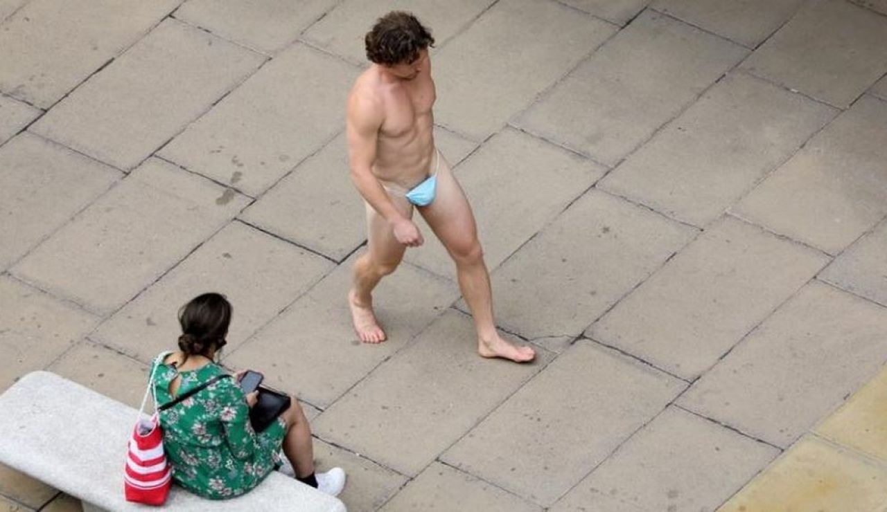 Un hombre se pasea con una mascarilla a modo de tanga por las calles de Londres