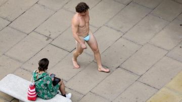 Un hombre se pasea con una mascarilla a modo de tanga por las calles de Londres