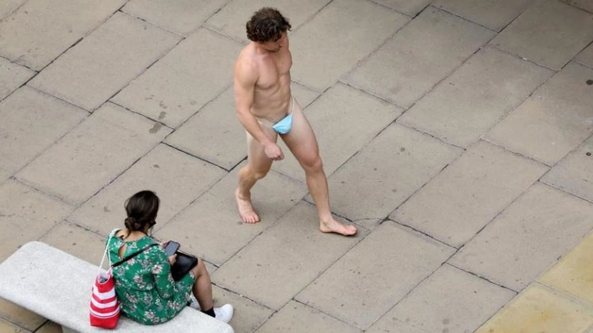 Un hombre se pasea con una mascarilla a modo de tanga por las calles de Londres Un hombre se pasea con una mascarilla a modo de tanga por las calles de Londres