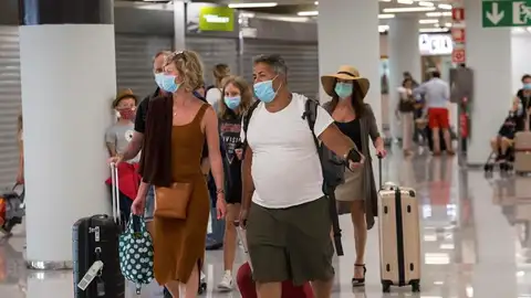 Varios pasajeros en la terminal de llegadas del aeropuerto de Palma de Mallorca Varios pasajeros en la terminal de llegadas del aeropuerto de Palma de Mallorca