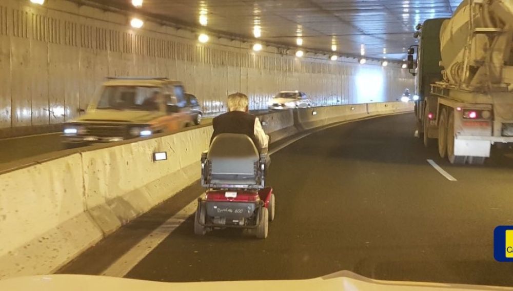 Un hombre circula en silla de ruedas por un túnel de Las Palmas de Gran Canaria y provoca grandes atascos