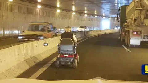 Un hombre circula en silla de ruedas por un túnel de Las Palmas de Gran Canaria y provoca grandes atascos Un hombre circula en silla de ruedas por un túnel de Las Palmas de Gran Canaria y provoca grandes atascos
