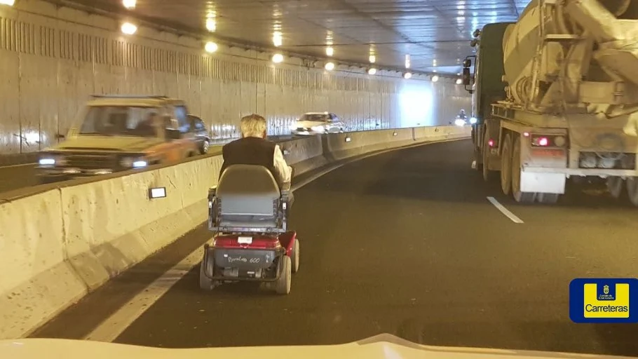 Un hombre circula en silla de ruedas por un túnel de Las Palmas de Gran Canaria y provoca grandes atascos Un hombre circula en silla de ruedas por un túnel de Las Palmas de Gran Canaria y provoca grandes atascos
