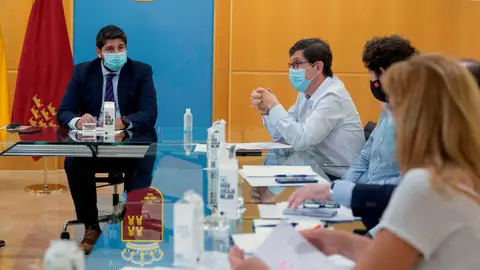 El presidente de Murcia Fernando López Miras en reunión El presidente de Murcia Fernando López Miras en reunión
