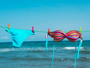 Bikini colorido tendido al sol