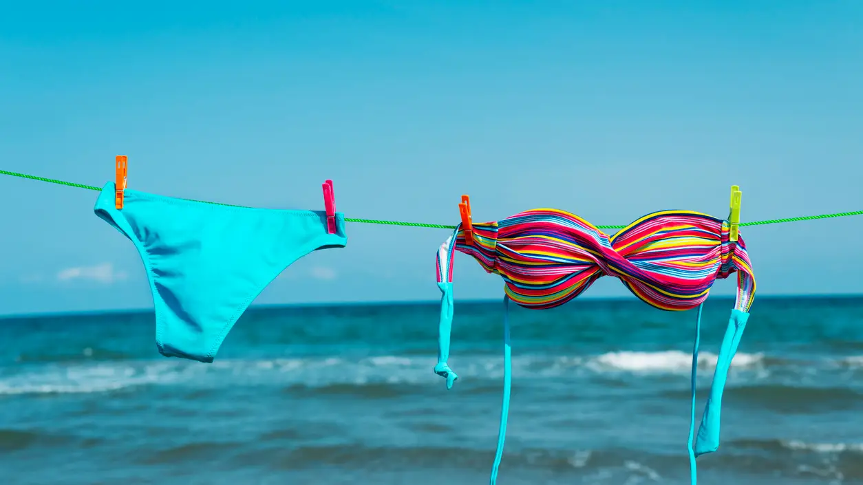 Bikini colorido tendido al sol