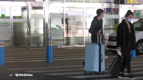 Los viajeros que llegan a España procedentes de Reino Unido, muy críticos con la cuarentena: "Es decepcionante" Los viajeros que llegan a España procedentes de Reino Unido, muy críticos con la cuarentena: "Es decepcionante"