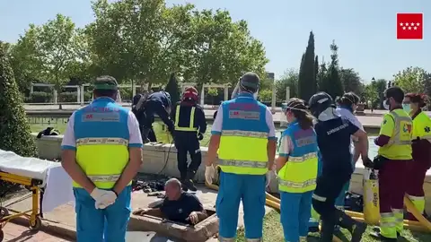 Un joven de 16 años muere ahogado en una fuente ornamental de Móstoles (Madrid) Un joven de 16 años muere ahogado en una fuente ornamental de Móstoles (Madrid)