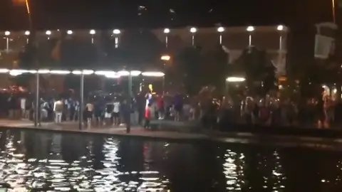 Cientos de aficionados celebran el ascenso del Sabadell a Segunda pese al coronavirus Cientos de aficionados celebran el ascenso del Sabadell a Segunda pese al coronavirus