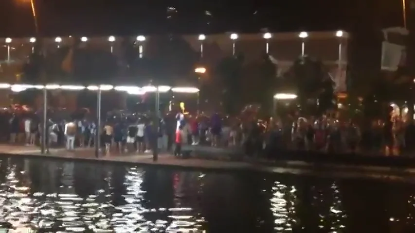 Cientos de aficionados celebran el ascenso del Sabadell a Segunda pese al coronavirus
