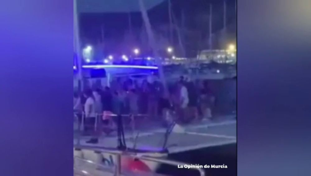El vídeo de una fiesta en catamarán en Cartagena que ha escandalizado a las redes
