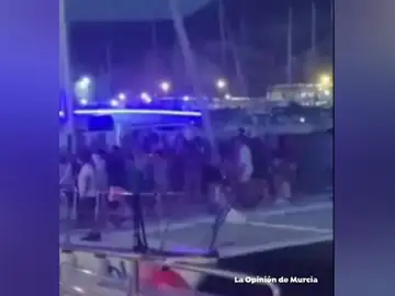 El vídeo de una fiesta en catamarán en Cartagena que ha escandalizado a las redes El vídeo de una fiesta en catamarán en Cartagena que ha escandalizado a las redes