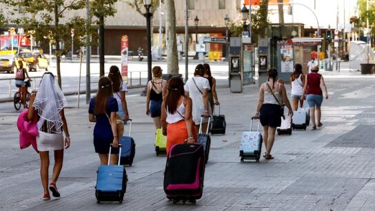 Varias turistas caminando por la Plaza Catalu&ntilde;a de Barcelona