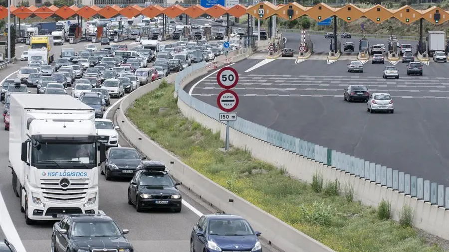 Los turistas que cruzan La Jonquera para pasar sus vacaciones en España aseguran sentirse seguros: "Todos llevan mascarilla" Los turistas que cruzan La Jonquera para pasar sus vacaciones en España aseguran sentirse seguros: "Todos llevan mascarilla"
