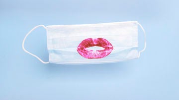 Beso en mascarilla