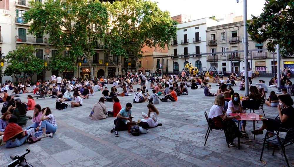 Multitud de jóvenes toman cervezas en la plaza del Sol del barrio de Gracia de Barcelona