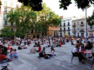 Multitud de jóvenes toman cervezas en la plaza del Sol del barrio de Gracia de Barcelona