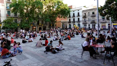 Multitud de jóvenes toman cervezas en la plaza del Sol del barrio de Gracia de Barcelona Multitud de jóvenes toman cervezas en la plaza del Sol del barrio de Gracia de Barcelona