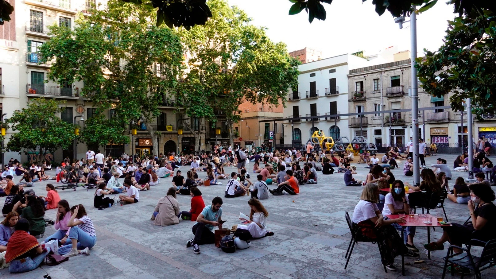 Multitud de j&oacute;venes toman cervezas en la plaza del Sol del barrio de Gracia de Barcelona