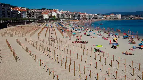 La playa de Silgar, en Sanxenxo, parcelada para mantener las distancias de seguridad La playa de Silgar, en Sanxenxo, parcelada para mantener las distancias de seguridad