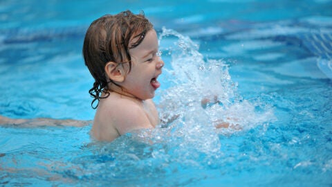 Niña en piscina