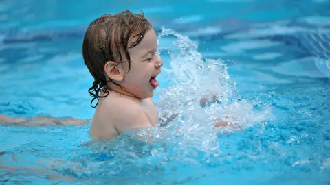Niña en piscina Niña en piscina