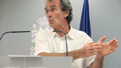 La Mesa del Turismo pide la destitución inmediata de Fernando Simón por agradecer que vengan menos turistas 