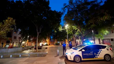 La Guardia Urbana patrulla el Barrio de Gracia para impedir el botellón Una patrulla de la Guardia Urbana por las plazas del Barrio de Gracia para impedir el botellón