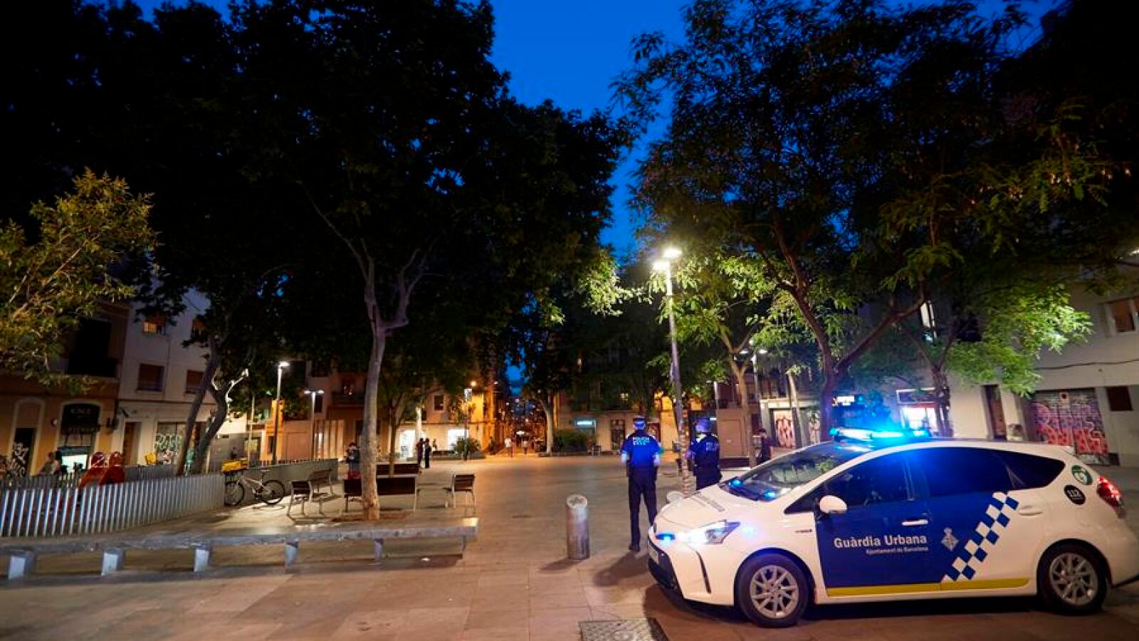 Antena 3 Noticias acompaña a una patrulla de la Guardia Urbana en una noche de vigilancia en toque de queda 