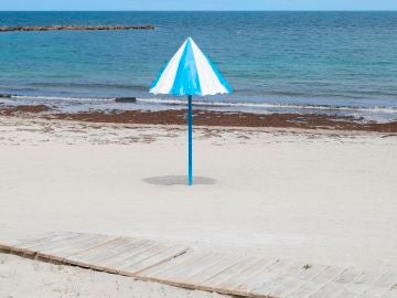 Vista de una playa vacía en el pueblo de Burela