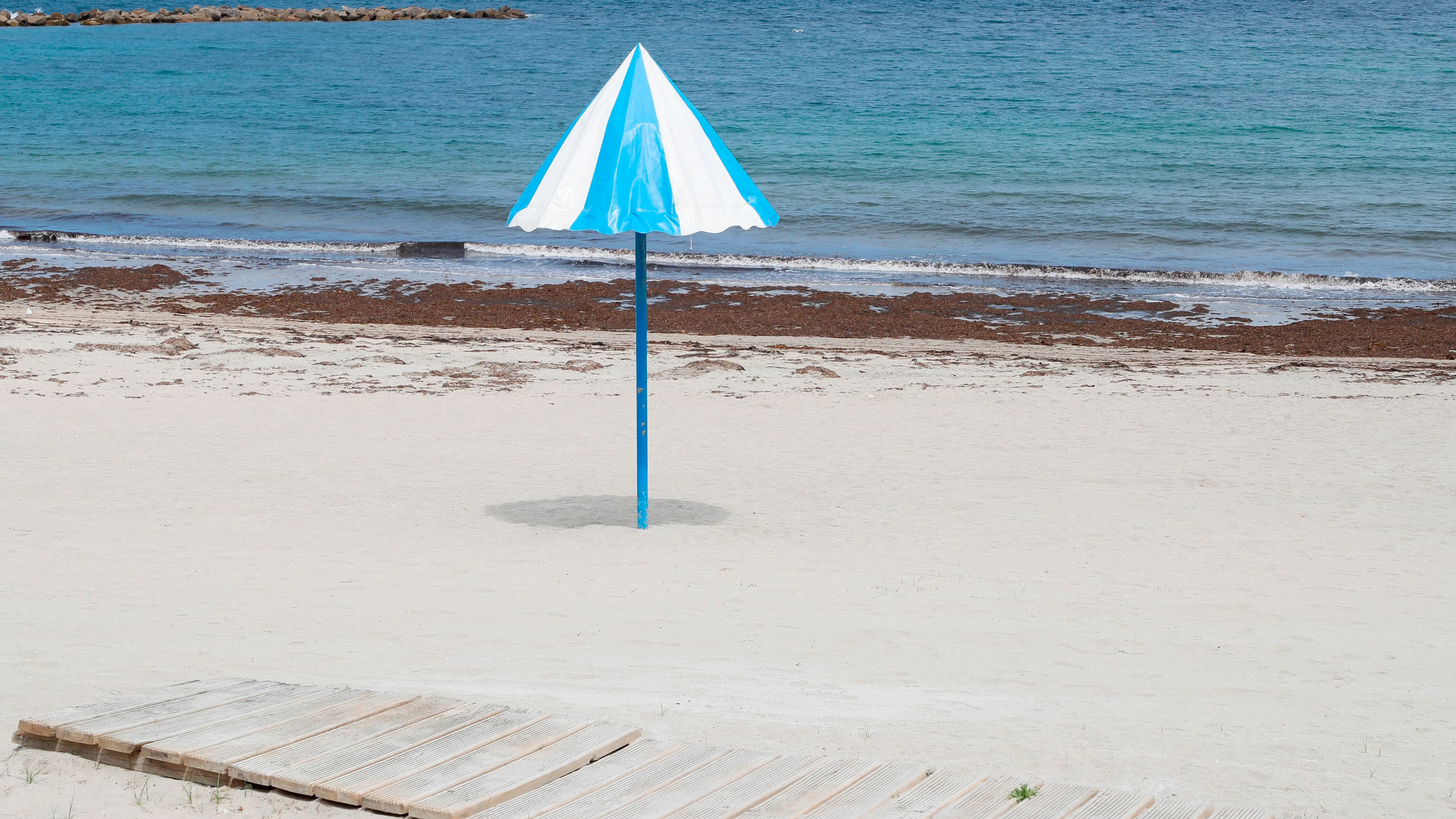 Vista de una playa vac&iacute;a en el pueblo de Burela