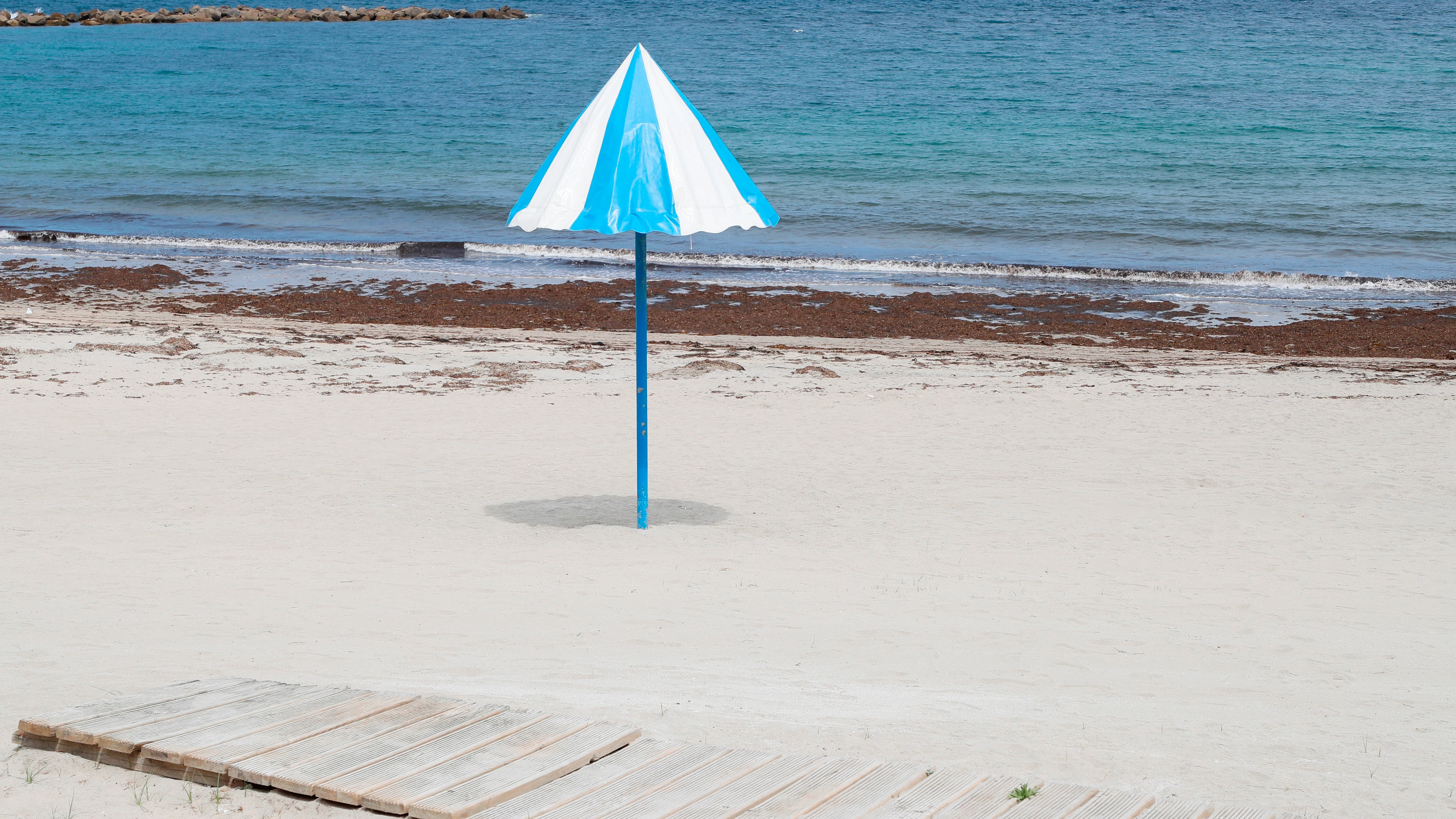 Vista de una playa vacía en el pueblo de Burela Vista de una playa vacía en el pueblo de Burela