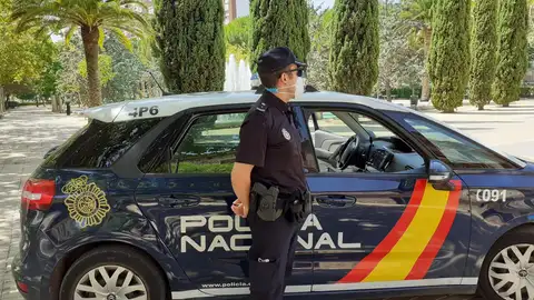 Un Policía Nacional libre de servicio evitó el robo a una persona de 85 años Un Policía Nacional libre de servicio evitó el robo a una persona de 85 años
