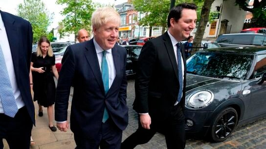El primer ministro brit&aacute;nico, Boris Johnson y el secretario de Estado de Administraci&oacute;n Local, Simon Clarke