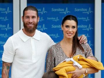 Pilar Rubio y Sergio Ramos abandonan el hospital con su cuarto hijo en brazos