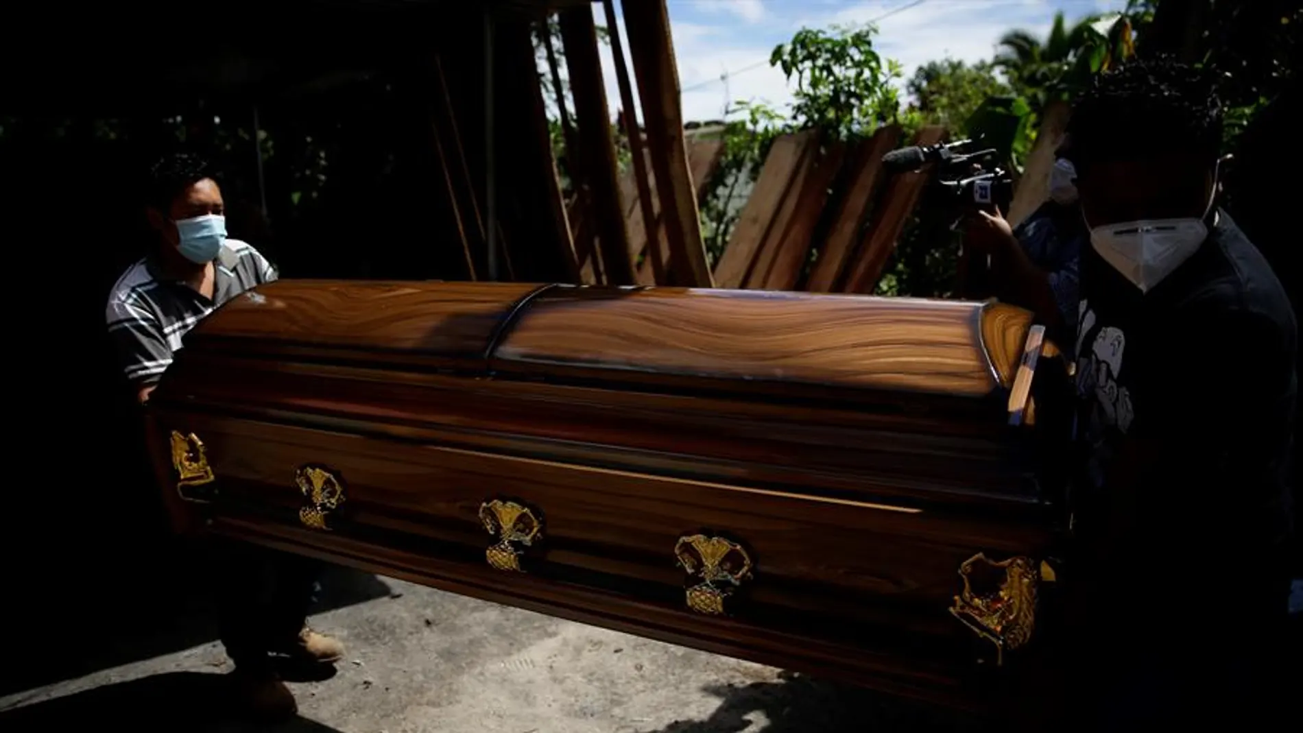 Una mujer de El Salvador pierde a cinco familiares en dos meses por culpa del coronavirus Una mujer de El Salvador pierde a cinco familiares en dos meses por culpa del coronavirus