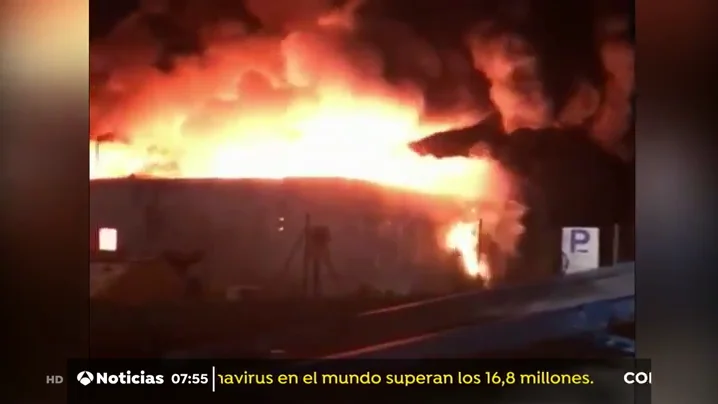 Activan la alerta por riesgo qu&iacute;mico tras declararse un incendio en una planta de reciclaje de Granollers (Barcelona)