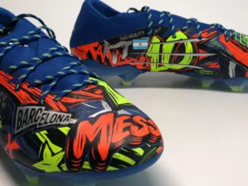 Leo Messi estrena botas nuevas en Champions League con referencias a Rosario y Barcelona Leo Messi estrena botas nuevas en Champions League con referencias a Rosario y Barcelona