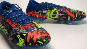 Leo Messi estrena botas nuevas en Champions League con referencias a Rosario y Barcelona