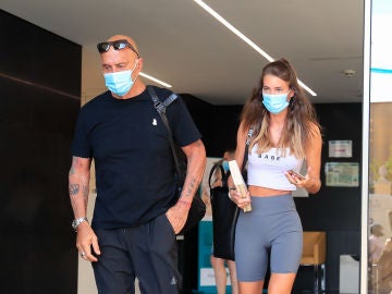 Kiko Matamoros abandona el hospital junto a su novia Marta López