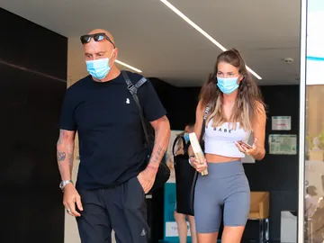 Kiko Matamoros abandona el hospital junto a su novia Marta López Kiko Matamoros abandona el hospital junto a su novia Marta López