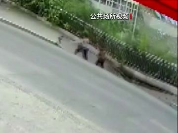Dos peatones caen al vacío tras derrumbarse la acera por la que paseaban en China